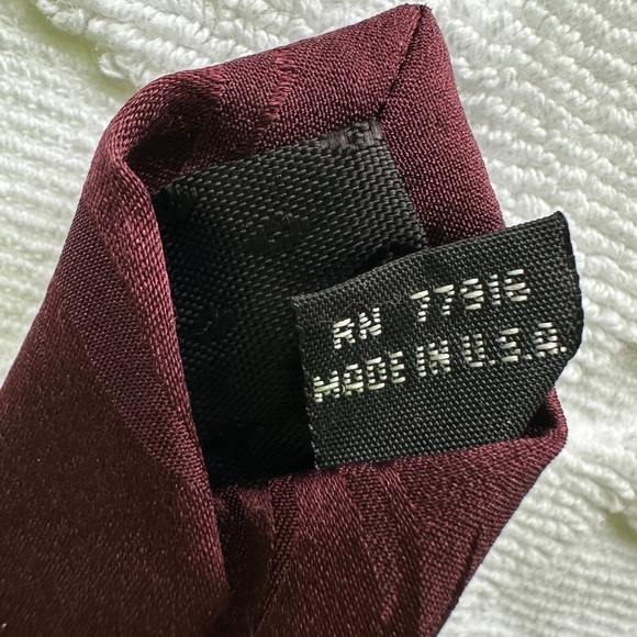 Men’s Elegant Burgundy and Silver Geometric Tie - Picture 6 of 7